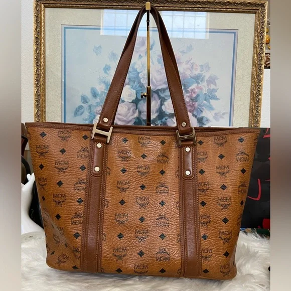 ⭐️MCM Visetos Tote with Silver Hardware - Picture 2 of 11